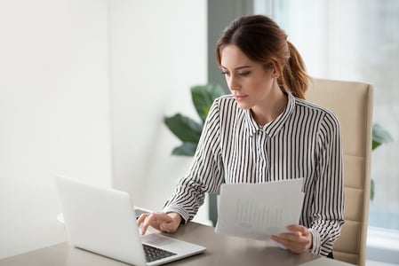 marketer making a content map using a content mapping template to personalize her marketing strategy